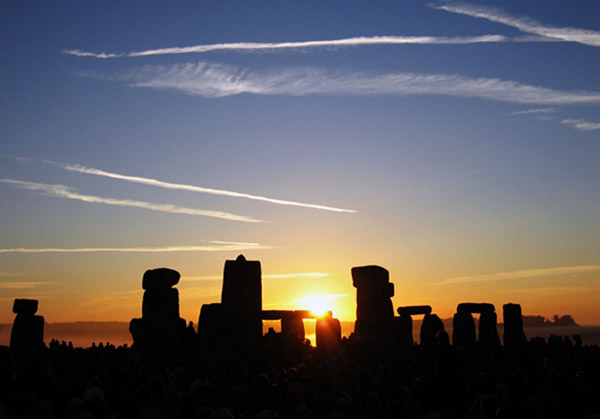 Wschód Słońca w Stonehenge.